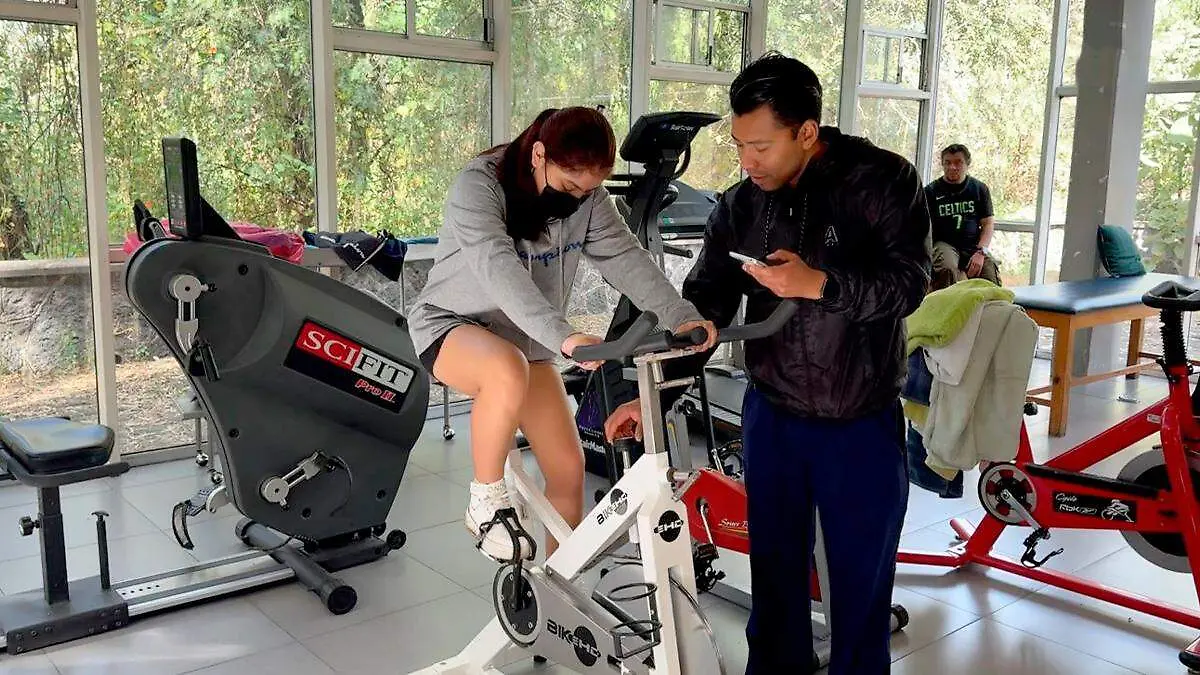 Persona en un gimnasio